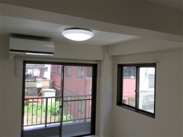 窓枠、建具のカラーはダークブラウン LIXIL